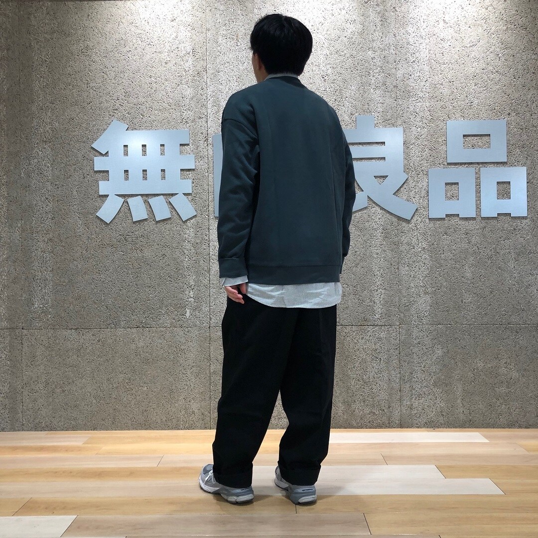 スタッフスナップ　スウェット後ろ姿