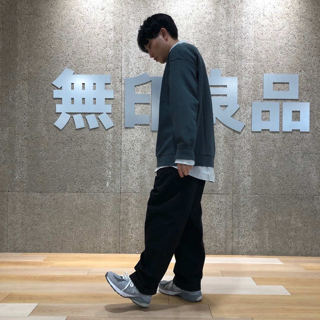 スタッフスナップ　スウェット横姿