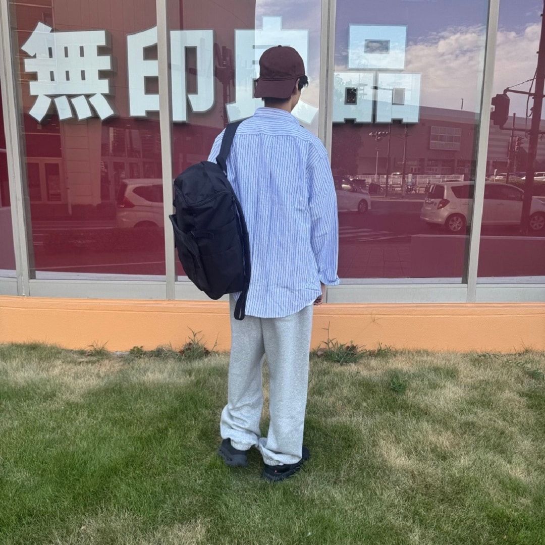 斜め後ろ姿の画像