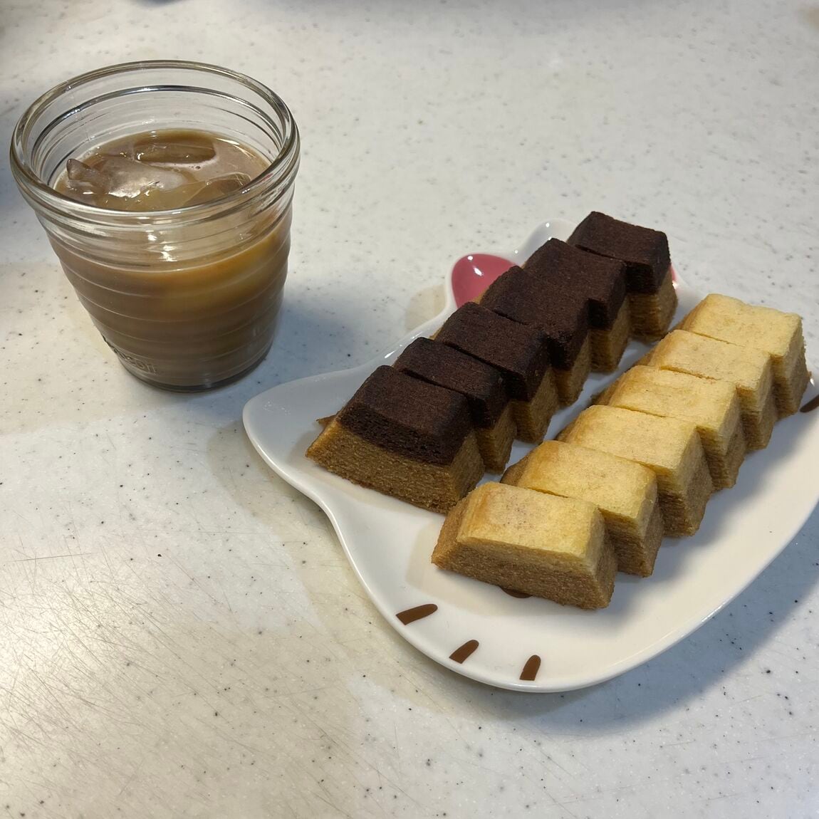 切ったブラン＆チーズ・ブラン＆チョコをお皿に並べています。