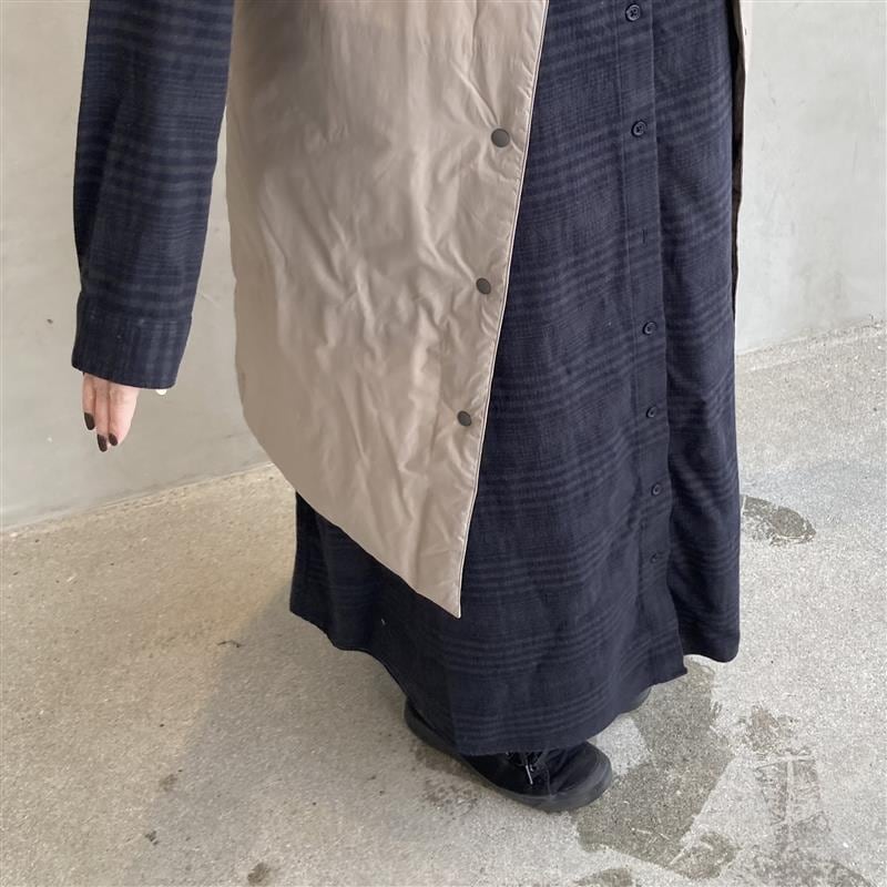 軽量ダウン　ポケッタブル　ノーカラーロングベスト