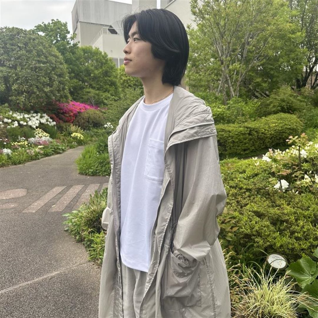 白いTシャツを着た男性