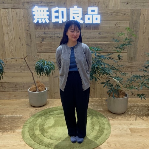 無印良品の衣服を着た女性