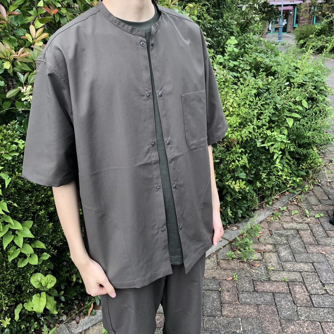 トップスはボタン付きの前開きになっています