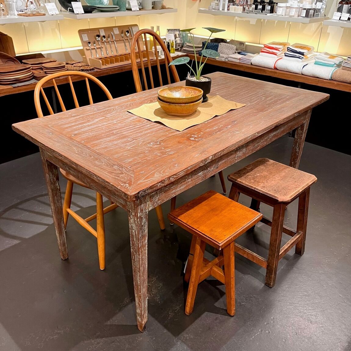VINTAGE DINING