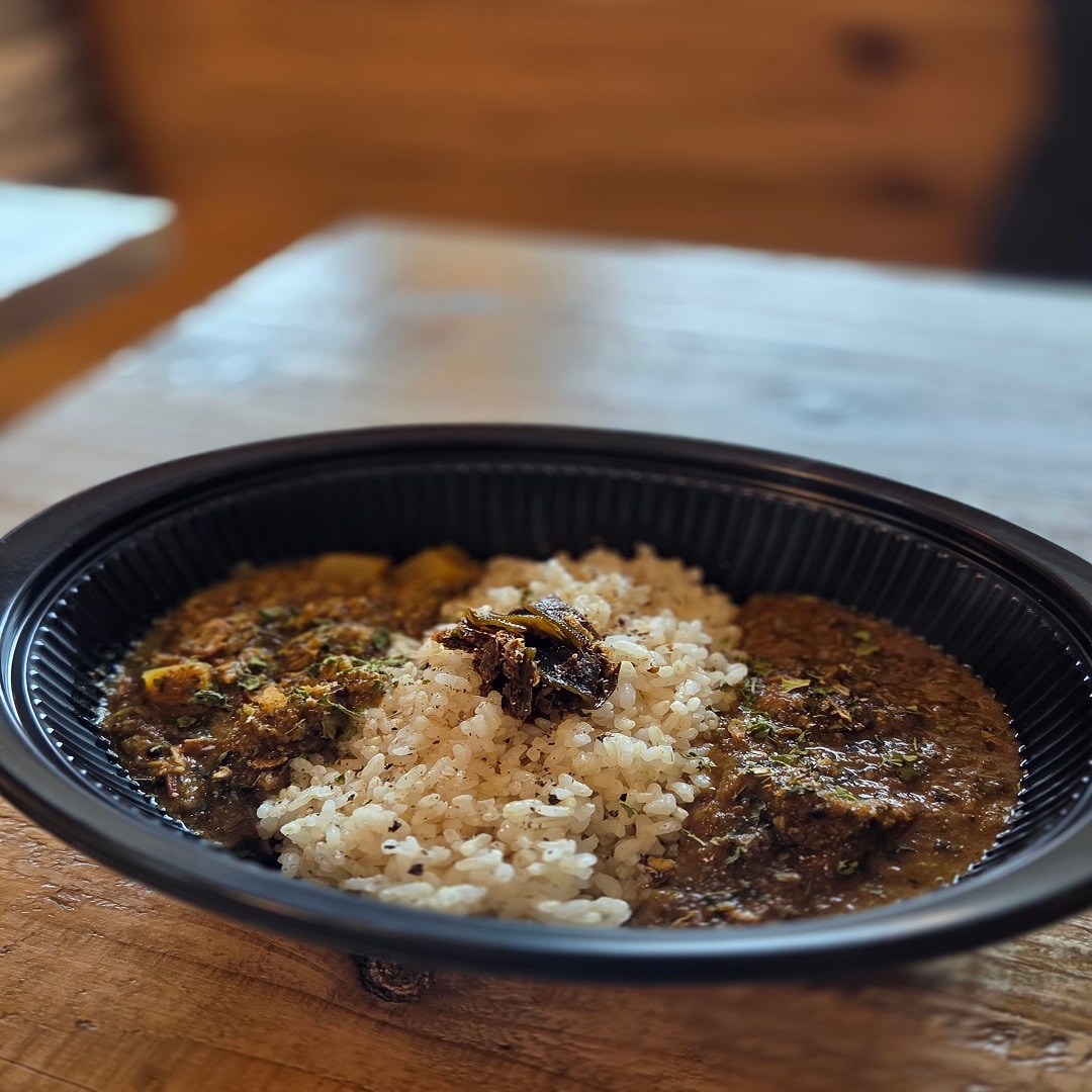 ２種掛けのカレーライスの写真