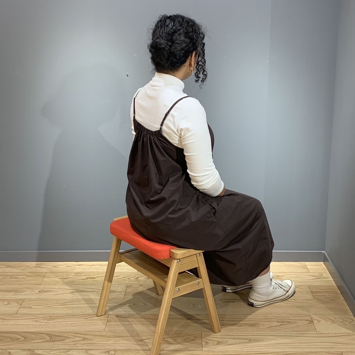 【岡山表町商店街】組み立てられるスツール。「残反をつかったスタッキングスツール」