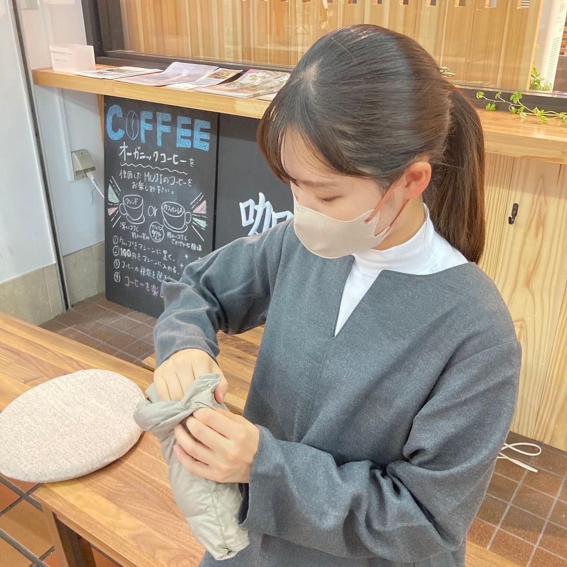 【岡山表町商店街】着ない時はコンパクトに。軽量ダウンノーカラーベスト