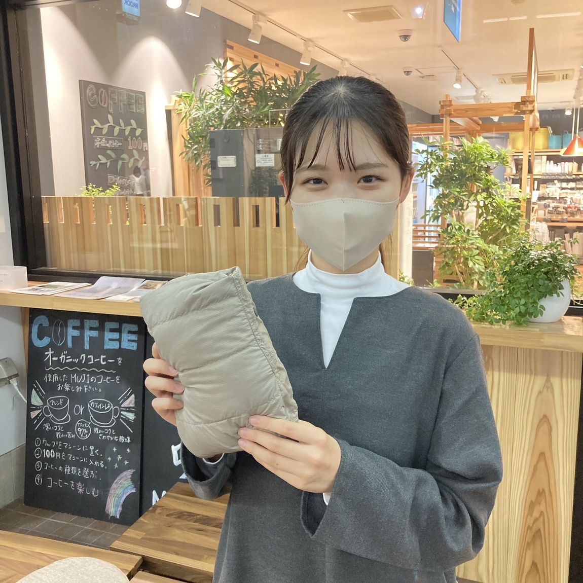 【岡山表町商店街】着ない時はコンパクトに。軽量ダウンノーカラーベスト