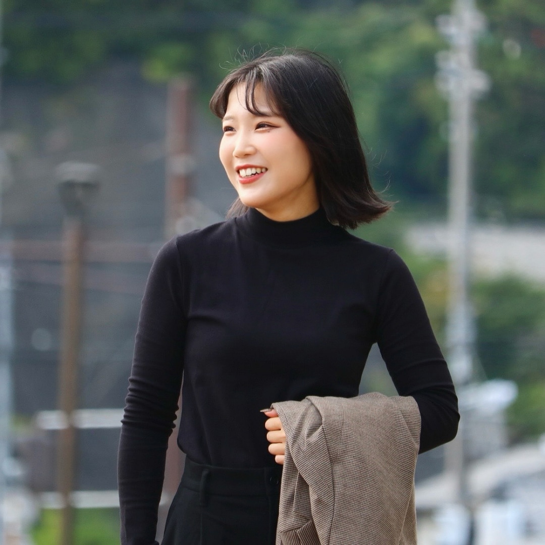 上半身アップ横顔