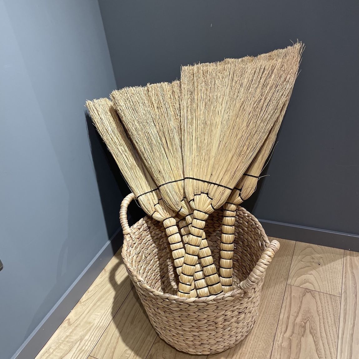 【岡山表町商店街】天然素材の掃除用品「草を束ねたほうき　小・大」