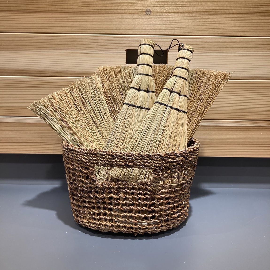 【岡山表町商店街】天然素材の掃除用品「草を束ねたほうき　大・小」