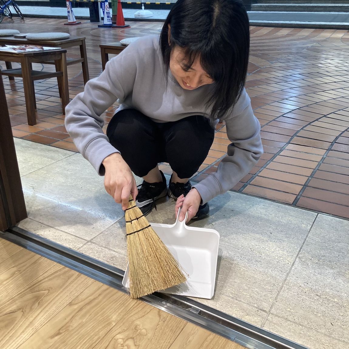 【岡山表町商店街】天然素材の掃除用品「草を束ねたほうき　大・小」