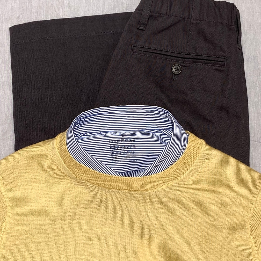 サムネイルと同じ黄色のニットのコーディネート写真