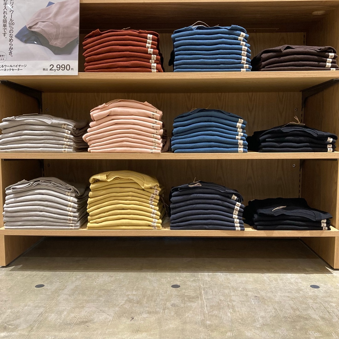 売場にニットが陳列されている写真