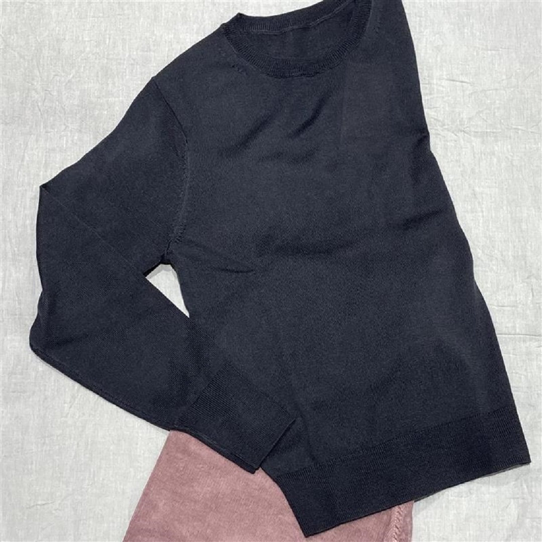 ネイビーのニットをピンクのボトムスの写真