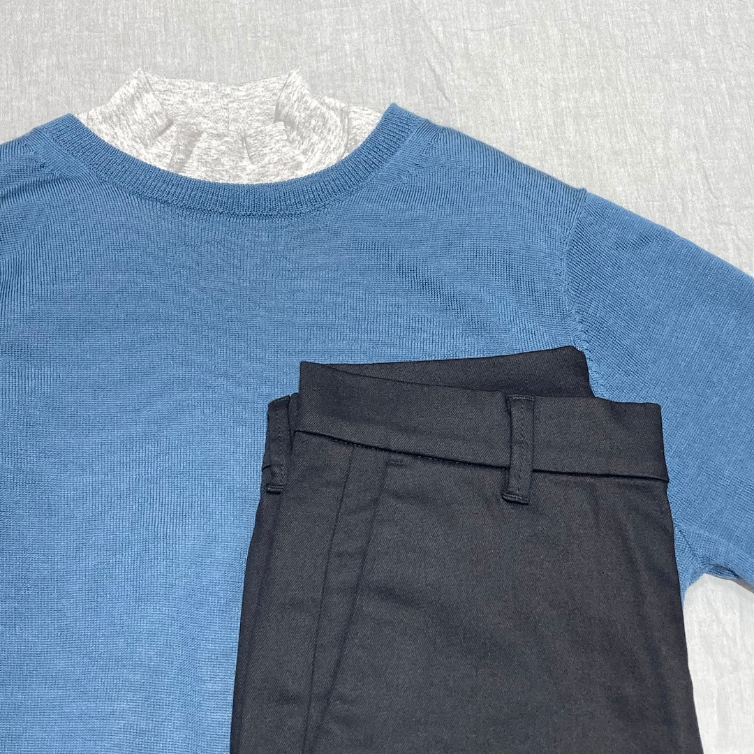 水色のニットのコーディネート写真