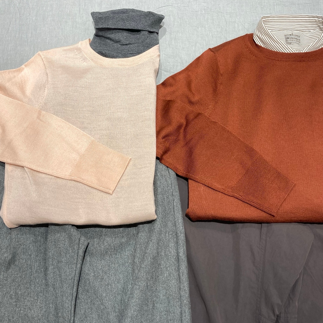 ピンクのニットとオレンジのニットのコーディネート写真