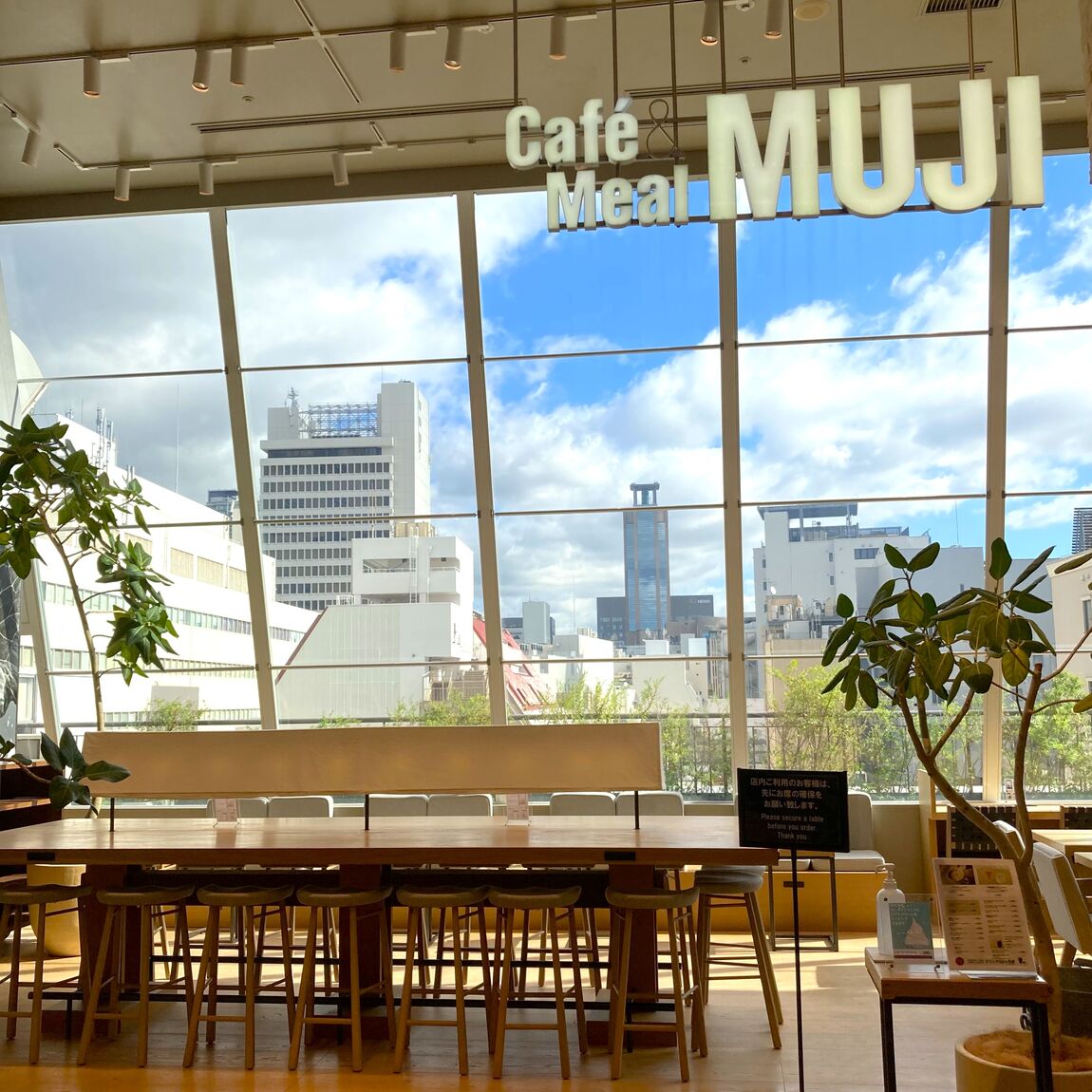 【Cafe＆MealMUJ神戸BAL】明るい朝_GwTZ6g