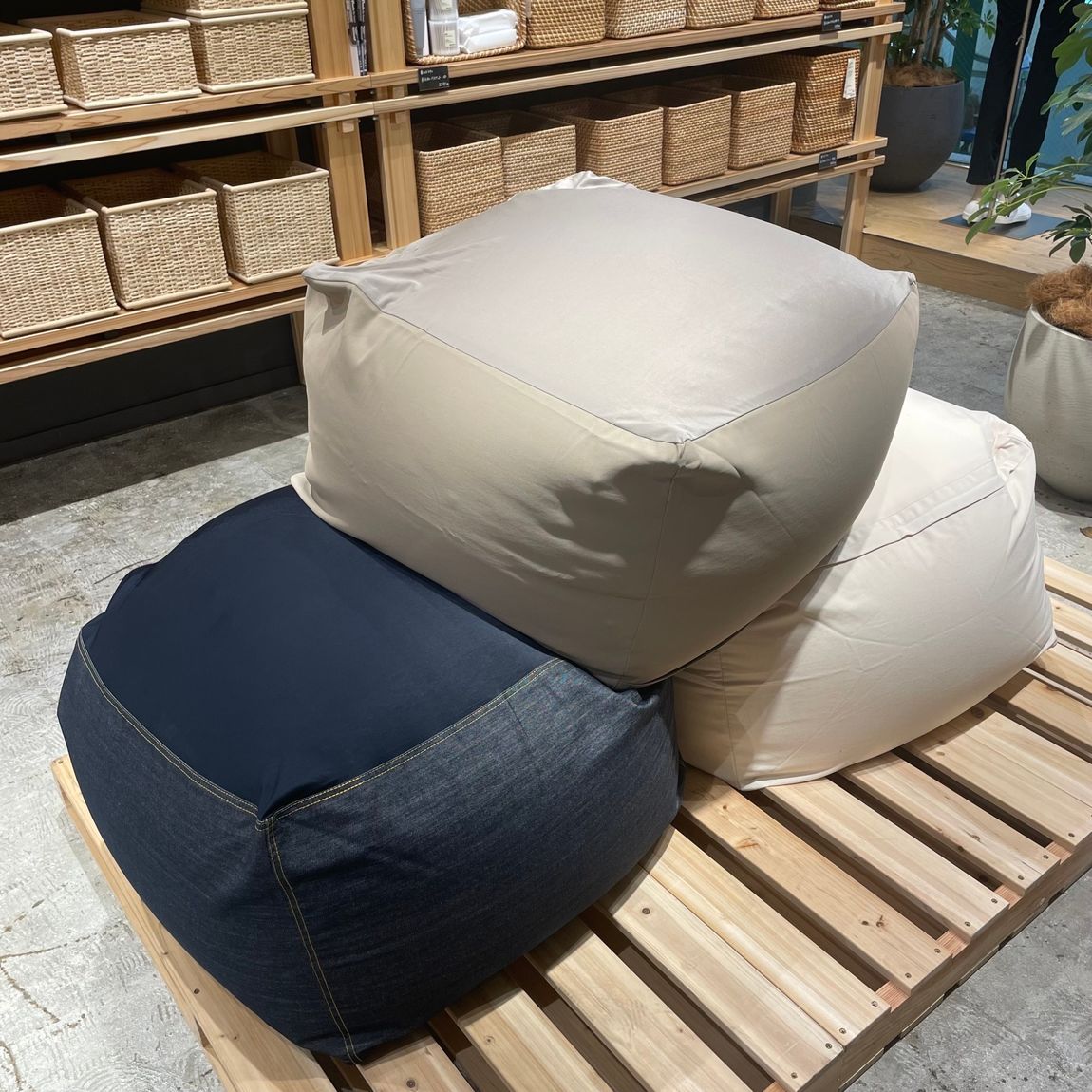 【岡山表町商店街】　身も心もリラックス　「体にフィットするソファ・本体」