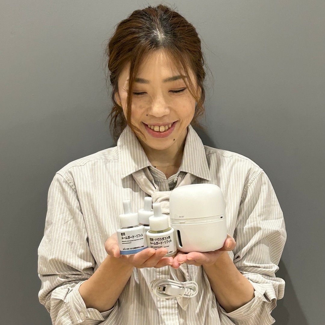 ルームガード、リフィルを持っている写真（伏し目）