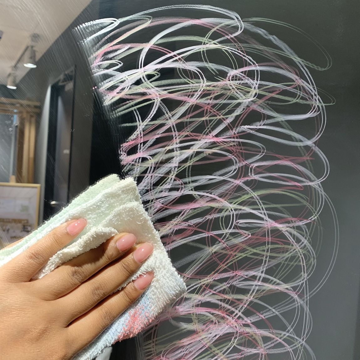 【岡山表町商店街】お掃除簡単！ 「ぬれタオルで簡単におとせるクレヨン 12色」