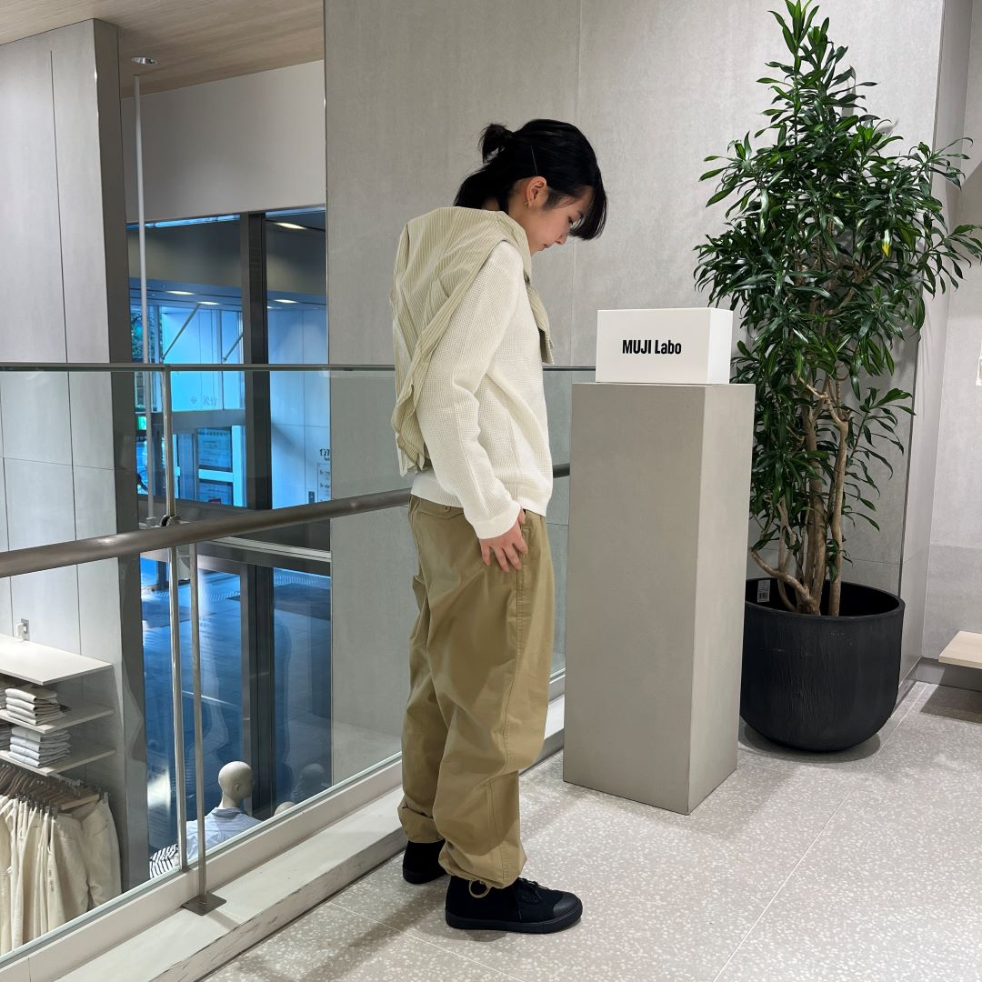 ユーティリティーパンツを着た女性