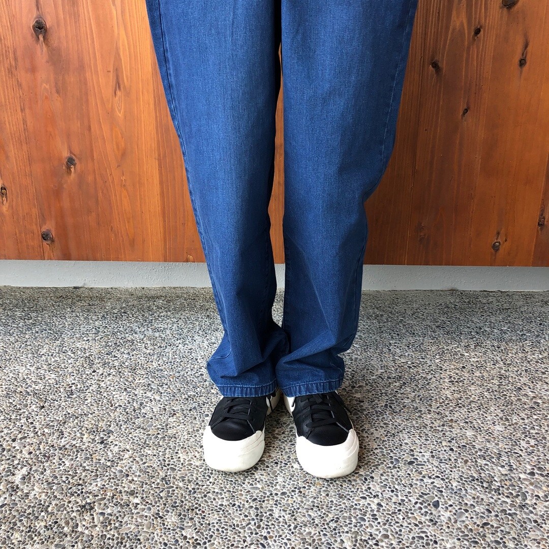洗いざらしデニムイージーテーパードパンツ