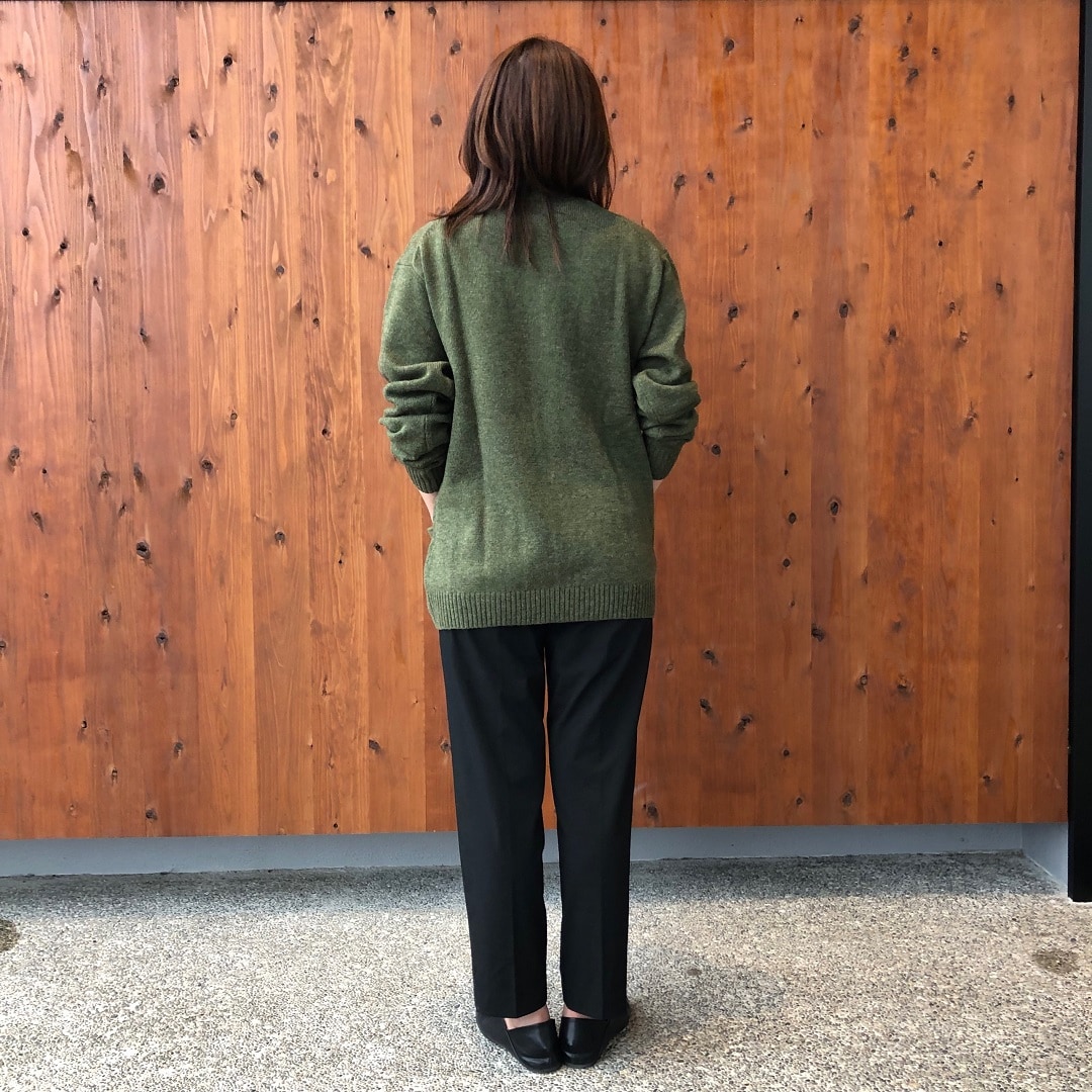 シワになりにくいタックテーパードパンツ