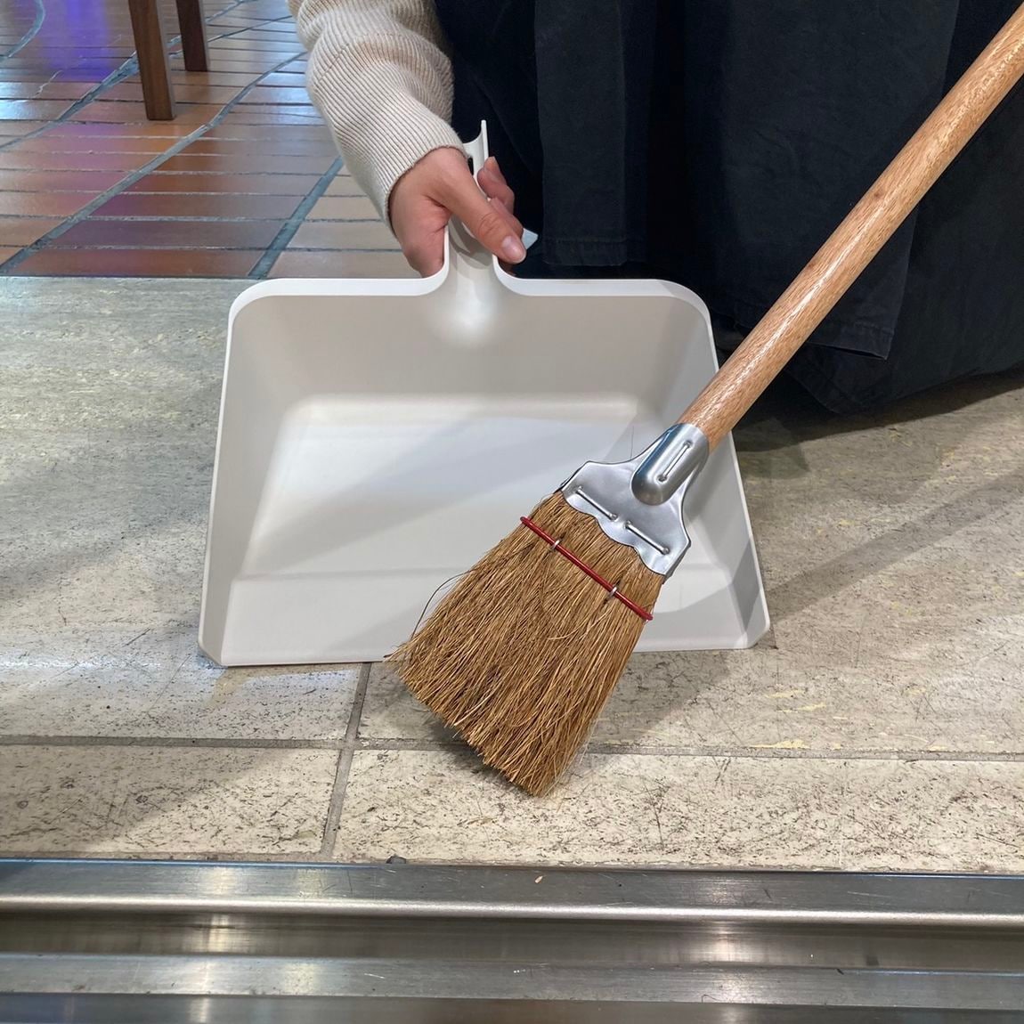 岡山表町商店街】小回りが利く「天然素材の掃除用品 シダ材荒神ほうき
