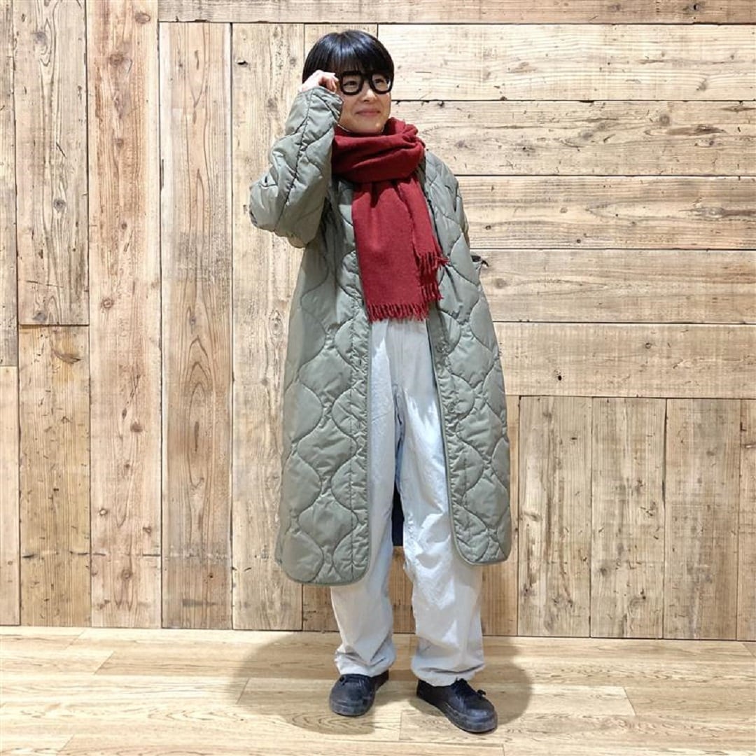 赤色の大判ストールを紹介している写真