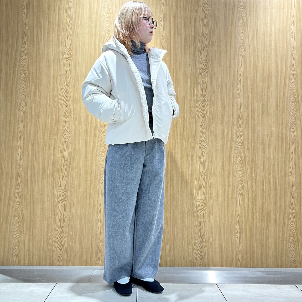 ダウンジャケット　白　女性スタッフ