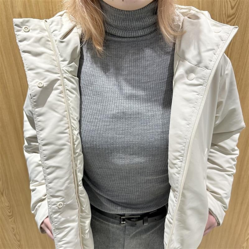 女性スタッフ　ダウンジャケット　白