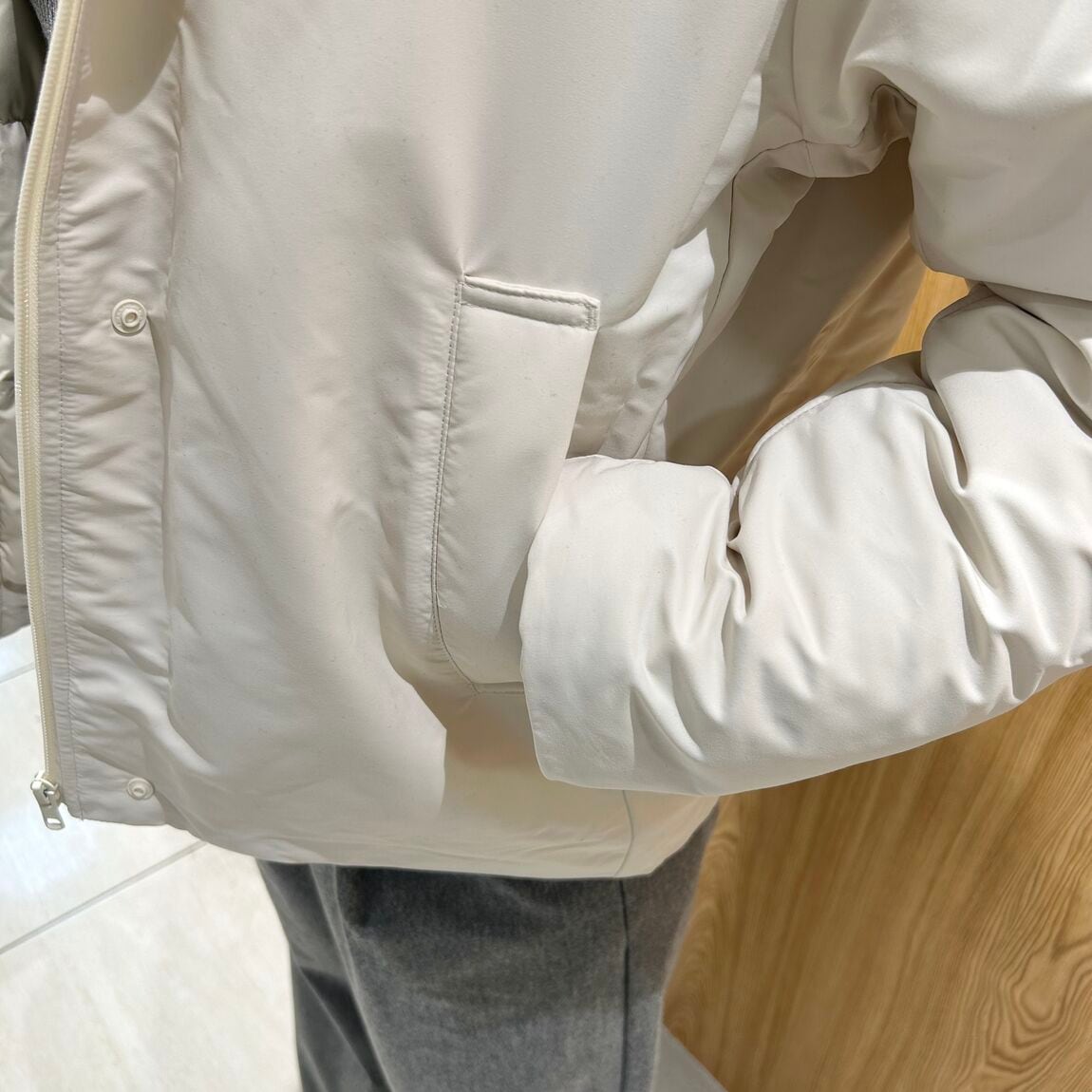 女性スタッフ　タートルネックセーター　グレー