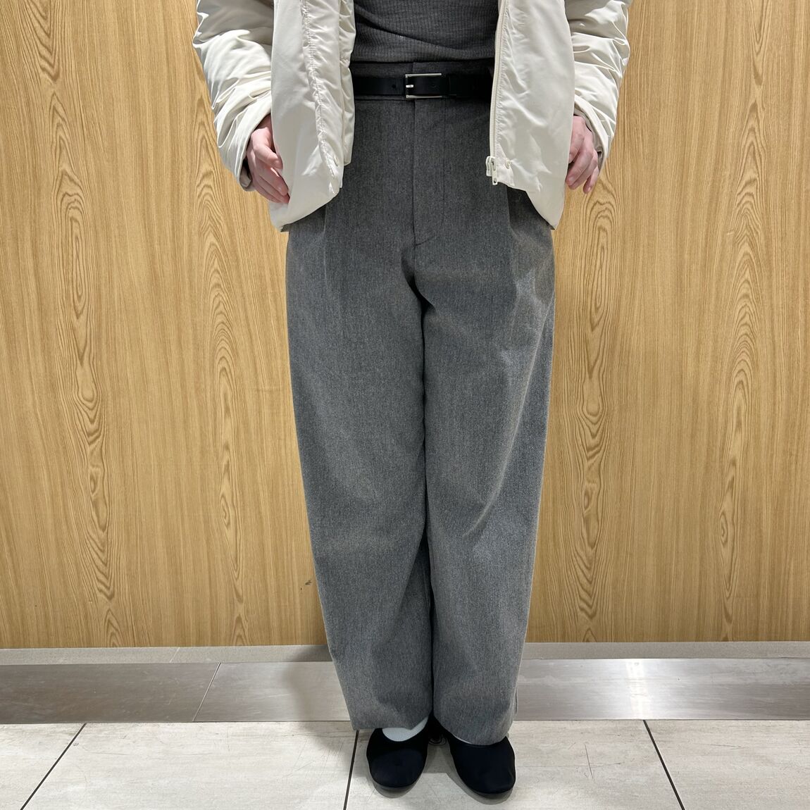 女性スタッフ　ワイドパンツ　グレー