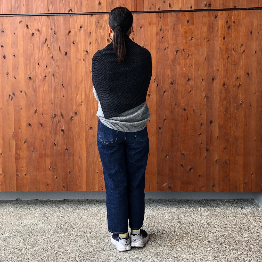 首のチクチクを抑えたウール混リブ編みポンチョ