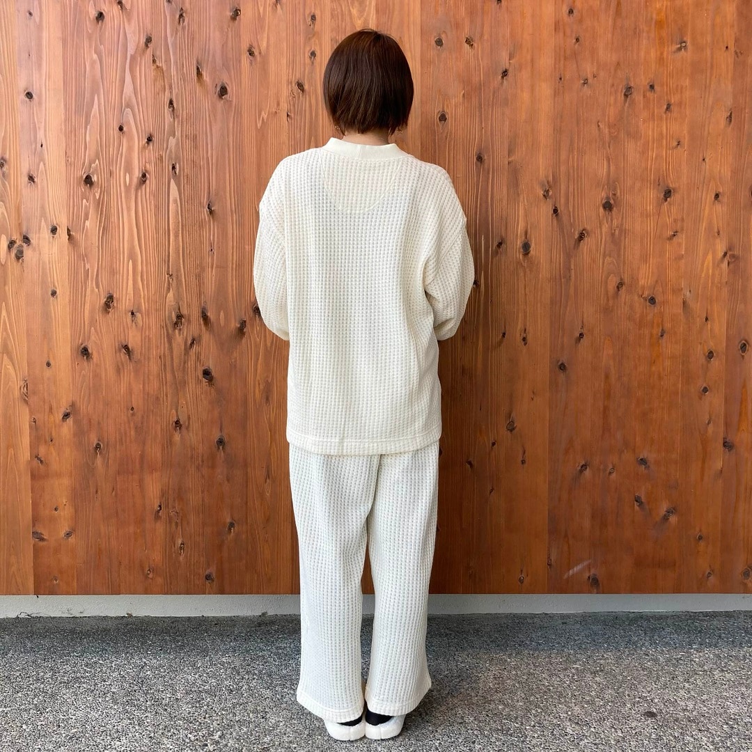 ざっくり編んだ長袖カーディガン