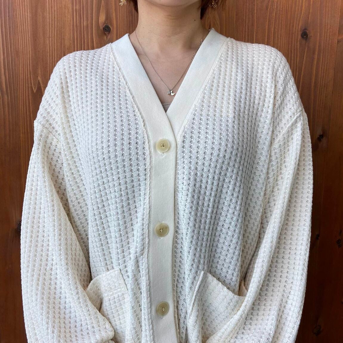 ざっくり編んだ長袖カーディガン