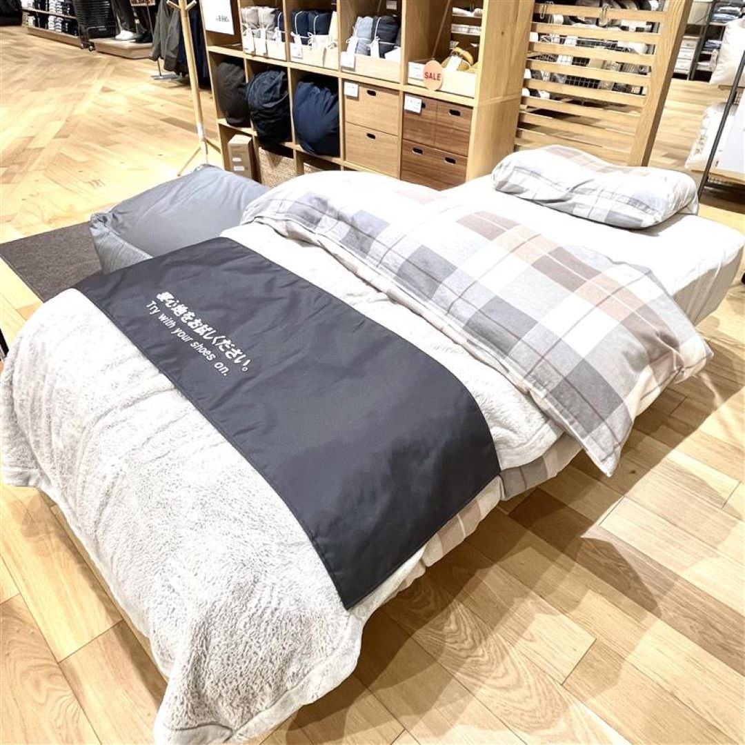 046835_20251202_01_02