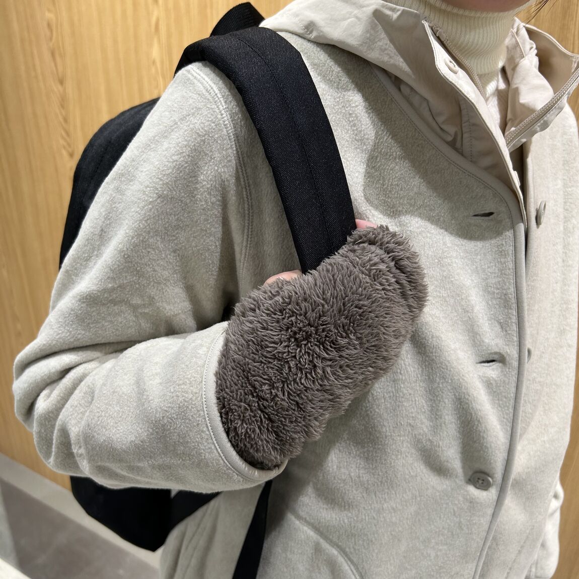 女性スタッフ　フリースカーディガン　オートミール