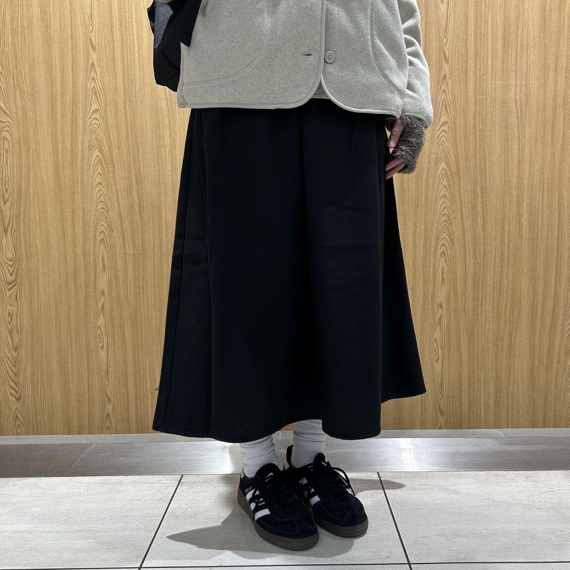 女性スタッフ　フリースカーディガン