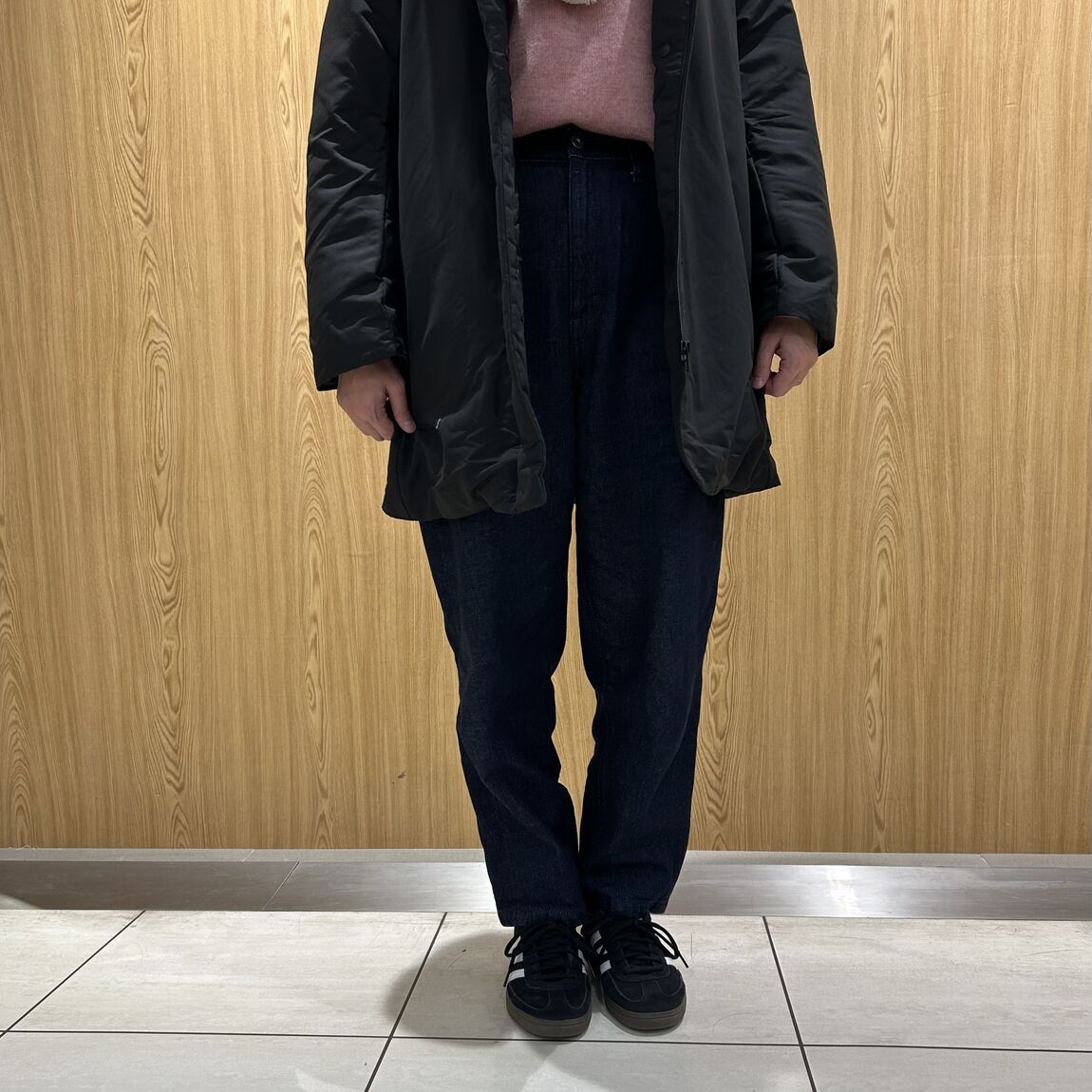 女性スタッフ　バレルパンツ