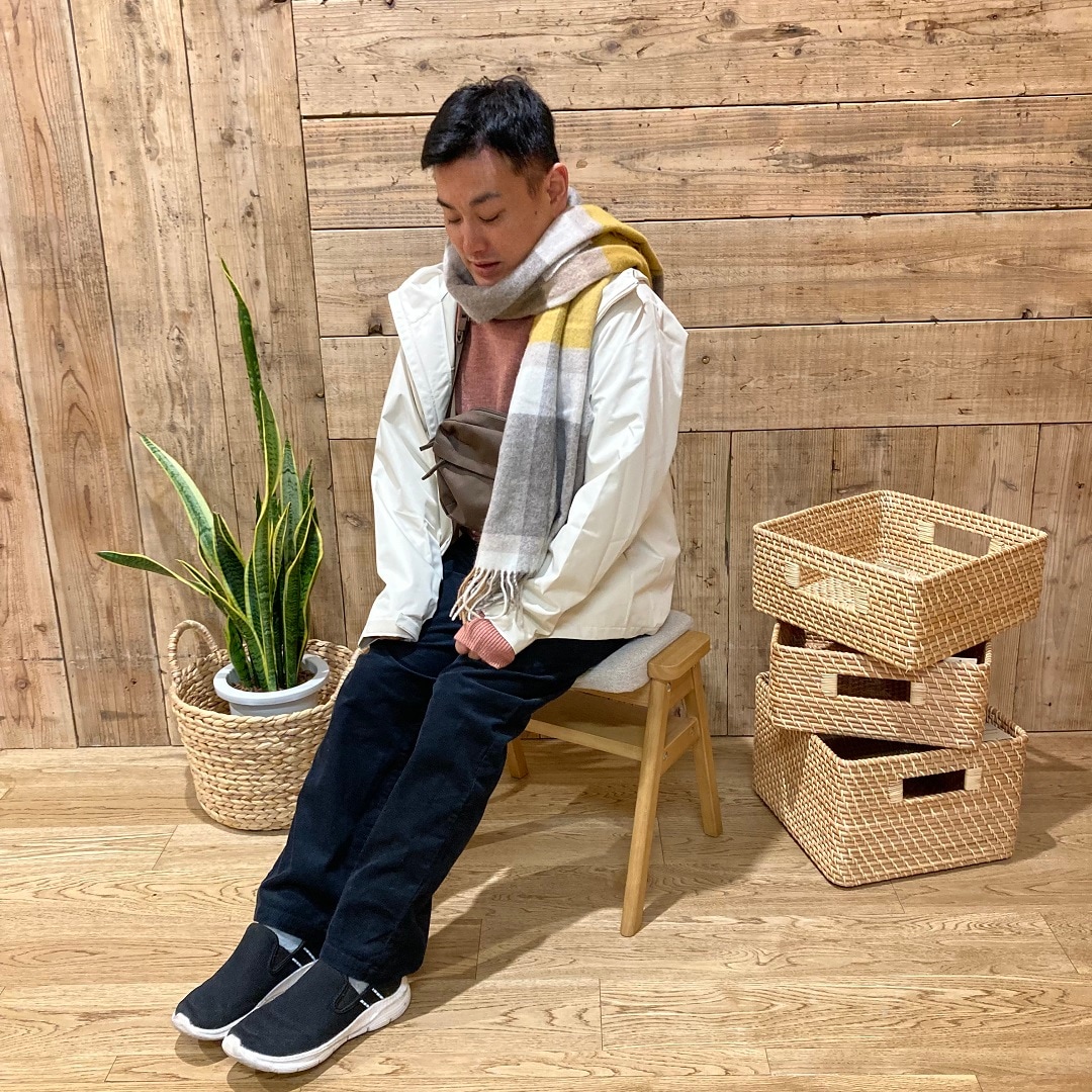 男性スタッフ　座っている画像