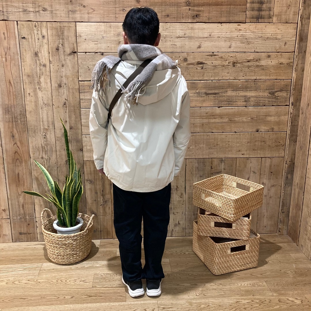 男性スタッフ後ろ姿