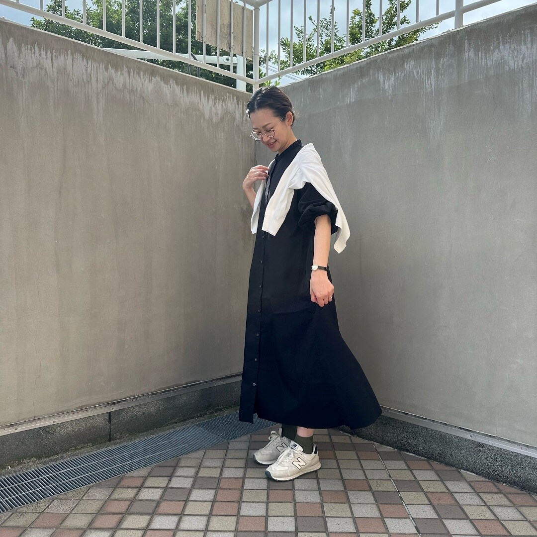 婦人服を着るスタッフ
