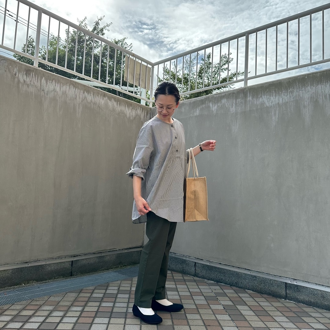婦人服を着るスタッフ
