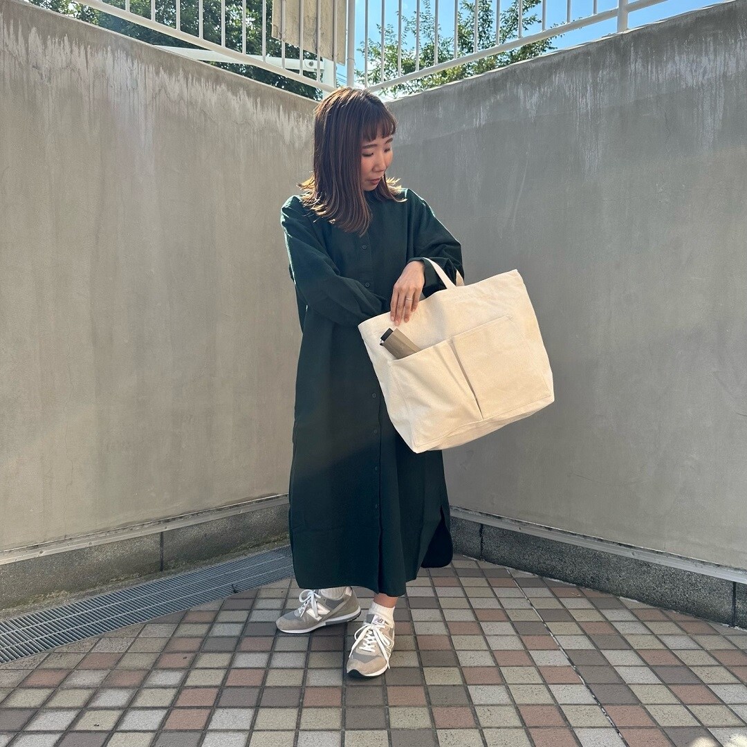 フランネルワンピースを着る女性スタッフ