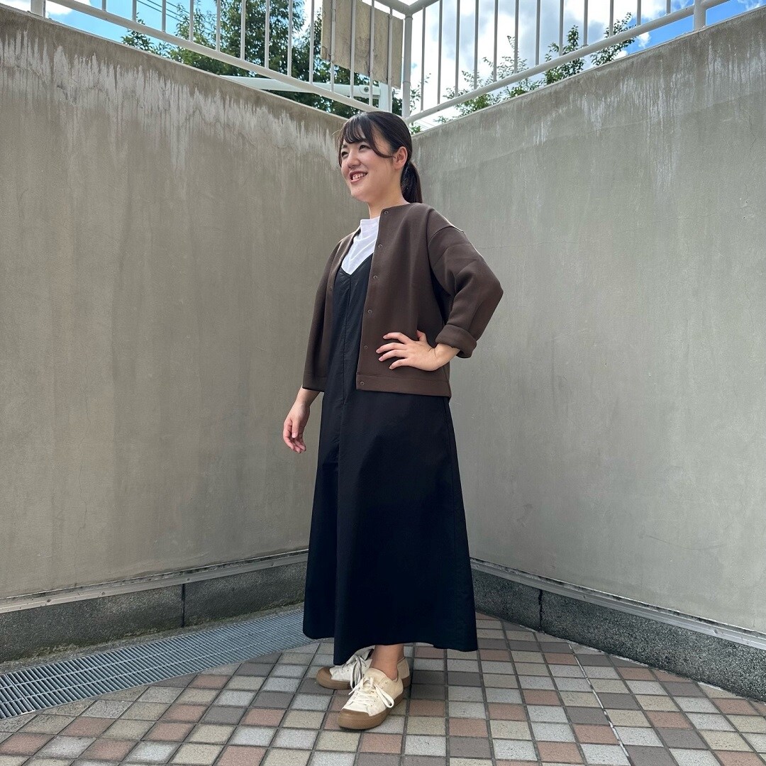 婦人服を着るスタッフ
