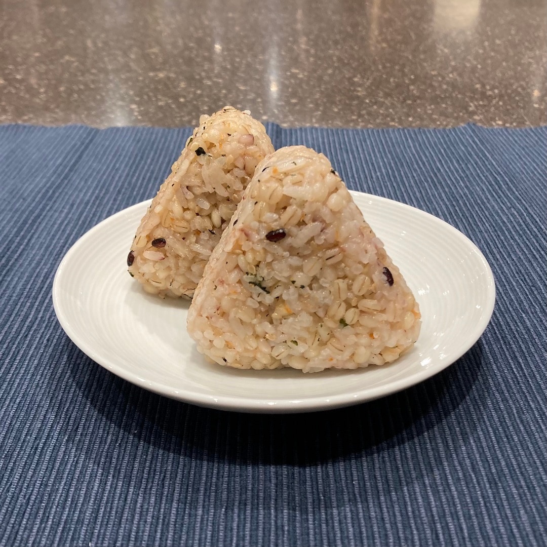 【イーアス春日井】新発売！美味しいもち麦ごはんのおにぎり2種類