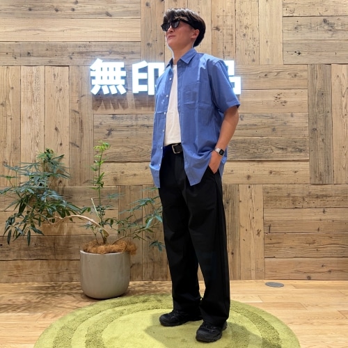 半袖シャツを着ている男性の画像